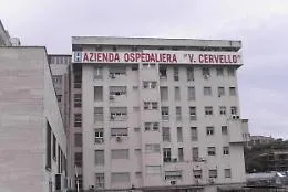 Sanit&agrave; in Sicilia, sondaggio con gazebo davanti a 13 ospedali