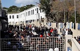 Lampedusa, 10 poliziotti contagiati dai migranti positivi