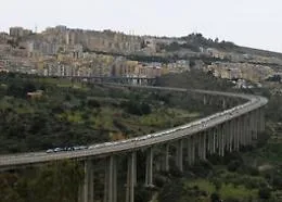 Tenta di lanciarsi nel vuoto, salvata in extremis