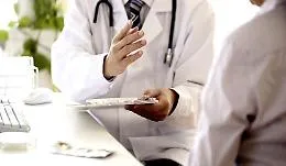 Medici, &egrave; s&igrave; al nuovo contratto: arrivano 200 euro in pi&ugrave; al mese e aumentano anche le indennit&agrave; di guardia notturna