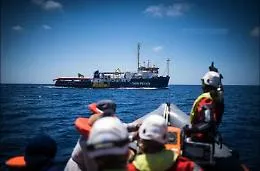 Migranti, la sfida della Sea Watch:
&laquo;Ci stiamo dirigendo a Lampedusa&raquo;