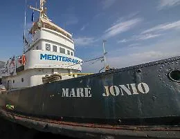 La Mare Jonio salva 100 migranti: erano su un gommone alla deriva