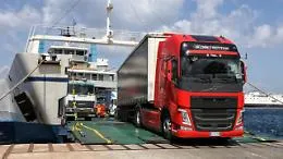 In Sicilia dopo il caro aerei c'&egrave; il caro navi: 
scatta la protesta degli autotrasportatori