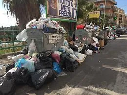 Caos rifiuti Sicilia, appello al ministro: &laquo;Inviate un commissario da Roma&raquo;