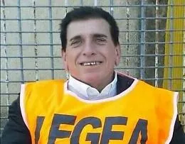 Giornalista disabile viene fatto allontanare dal campo dall'arbitro: scoppia la polemica
