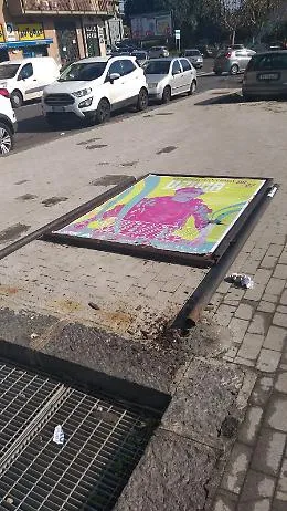 Catania: via Castorina, cartellone pubblicitario divelto dal vento