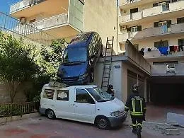 Ragusa, mette la prima anzich&eacute; la retromarcia e cade di sotto