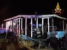Brolo, lido balneare distrutto da un incendio nella notte