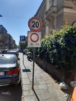 Catania: cartello stradale pericoloso