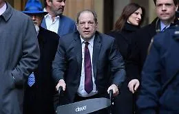 Weinstein colpevole per atto sessuale e stupro rischia fino a 25 anni di galera