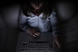 Adesca minore su Internet e la violenta: arrestato a Villabate
