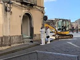 Sant'Alfio: fallisce assalto al bancomat, banditi abbandonano escavatore