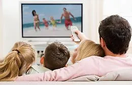 Il coronavirus cambia la routine degli italiani: meno cene fuori e pi&ugrave; tv a casa