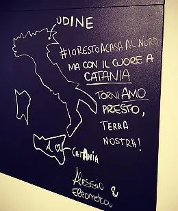 "Resto lontana da te oggi per riabbracciarti domani"