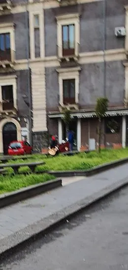 Catania: in piazza Cutelli c'&egrave; chi suona la chitarra, nessun controllo
