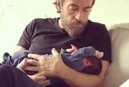 Alessio Boni culla il figlio cantando "Imagine": la poesia pi&ugrave; bella