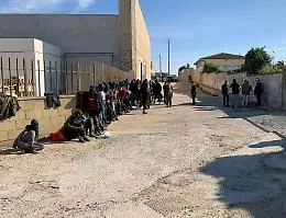 Giorgia Meloni posta foto su Fb: &laquo;Italiani a casa e migranti in giro a Portopalo&raquo;