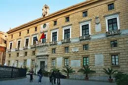 Palermo, polemica sui 1.019 impiegati comunali tenuti a casa a stipendio pieno