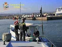 Catania, i controlli delle Fiamme Gialle per Pasqua: multati anche tre pescatori