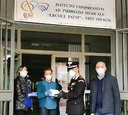 I carabinieri di Trecastagni consegnano a domicilio 34 tablet ad alunni