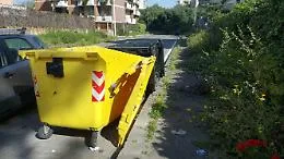 Catania via Salanitro: cassonetti vandalizzati