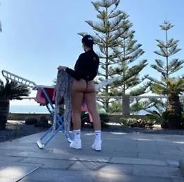 Georgina Rodriguez stende il bucato....E il suo lato B