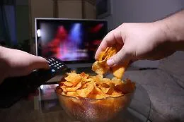 Il lockdown tra i teenager tra troppa tv, cellulare, pc e cibo spazzarura