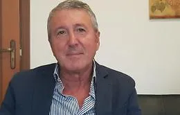 Elezioni Agrigento, il candidato sindaco, Franco Miccich&eacute;, al fianco della scuola
