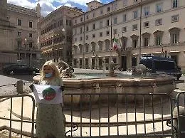 Protesta per spettacolo, Sandra Milo da Conte: &laquo;E' un grande uomo&raquo;