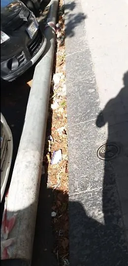 Catania: viale XX settembre, palo dismesso e lasciato a terra
