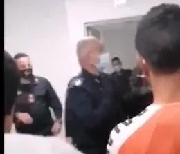 Schiaffi ai migranti, poliziotto sott'inchiesta sollevato dall'incarico