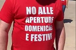 Flash mob in tutta la Sicilia contro le aperture domenicali dei centri commerciali