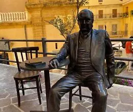 Agrigento, Camilleri seduto al tavolino di un caff&egrave;: statua nel "salotto buono" della citt&agrave;