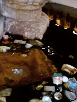 Catania: la fontana dell'Elefante piena di rifiuti
