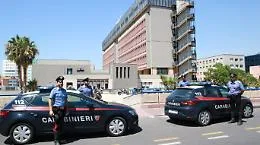 Sale sulla torre del Policlinico e minaccia di buttarsi, i carabinieri la salvano