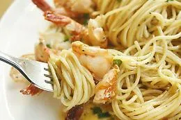 Palermo, mangia pasta coi gamberetti e muore per shock anafilattico