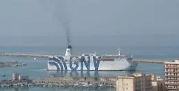 Migranti, a Lampedusa continua l'assalto: ma &egrave; in arrivo la prima nave quarantena