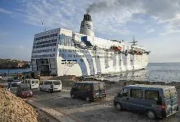 Migranti: la nave quarantena &egrave; a Lampedusa, si svuota l'hotspot