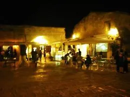 Marzamemi: turisti si lamentano del cibo, ristoratore li insulta perch&eacute; gay