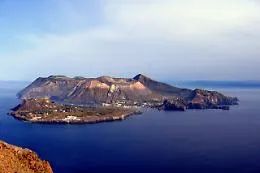 Isola di Vulcano, i vigili del fuoco soccorrono 16enne ferito