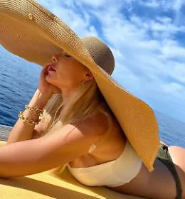 Ilary Blasi "divina" in versione mare ma dal web piovono critiche: "Burina"