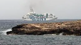Migranti, 53 positivi a Lampedusa imbarcati sulla nave quarantena Rhapsody