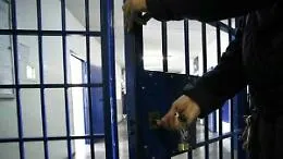 Soldi in cambio di favori, sospesi due agenti penitenziari a Palermo