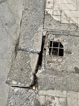 Catania: marciapiede divelto in via R. Imbriani