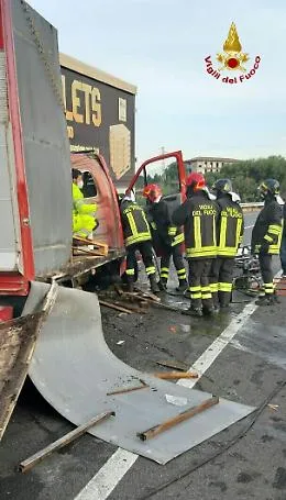 Scontro tra camion e furgone a Patern&ograve;, c'&egrave; un morto