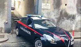 Catania, va al bar per un caff&egrave; e ruba il cellulare al barista