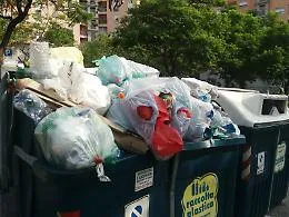 Catania: plastica non raccolta da 2 settimane al viale Pecorino