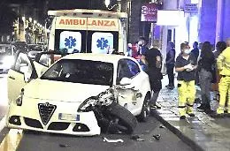Catania, auto come un bolide in via Etnea: il botto e tre feriti