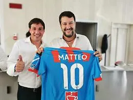 Cantarella d&agrave; la maglia a Salvini 
ma i tifosi: &laquo;Catania fuori dalla politica&raquo;