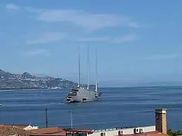 Nel porto di Riposto lo yacht a vela pi&ugrave; grande del mondo